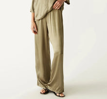 Load image into Gallery viewer, Michael Stars Cyrus Satin Pant - Olive