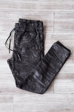 Load image into Gallery viewer, Flog Shely Jogger - Black Camo